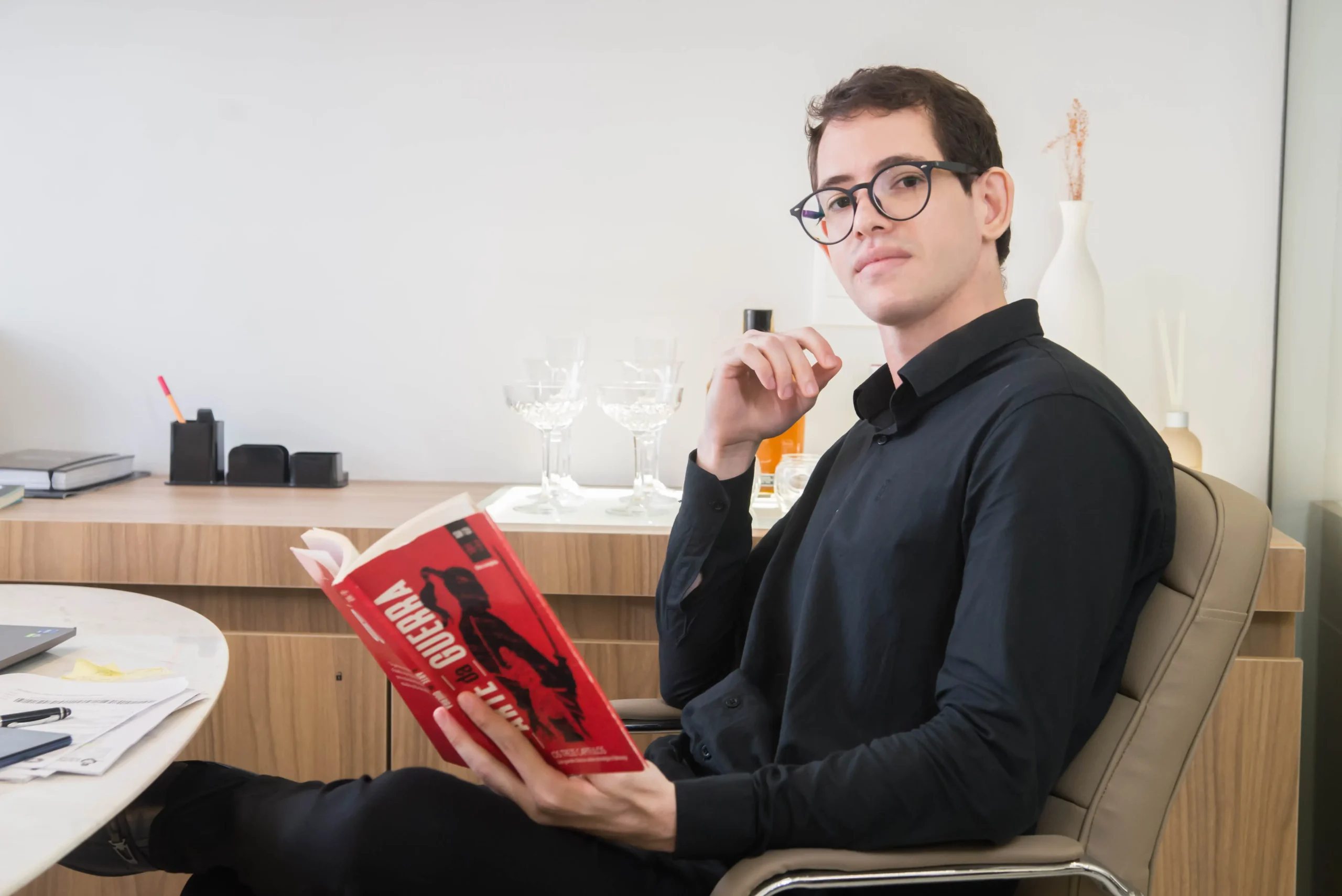 Danilo Patric em momento de estudo e estratégia